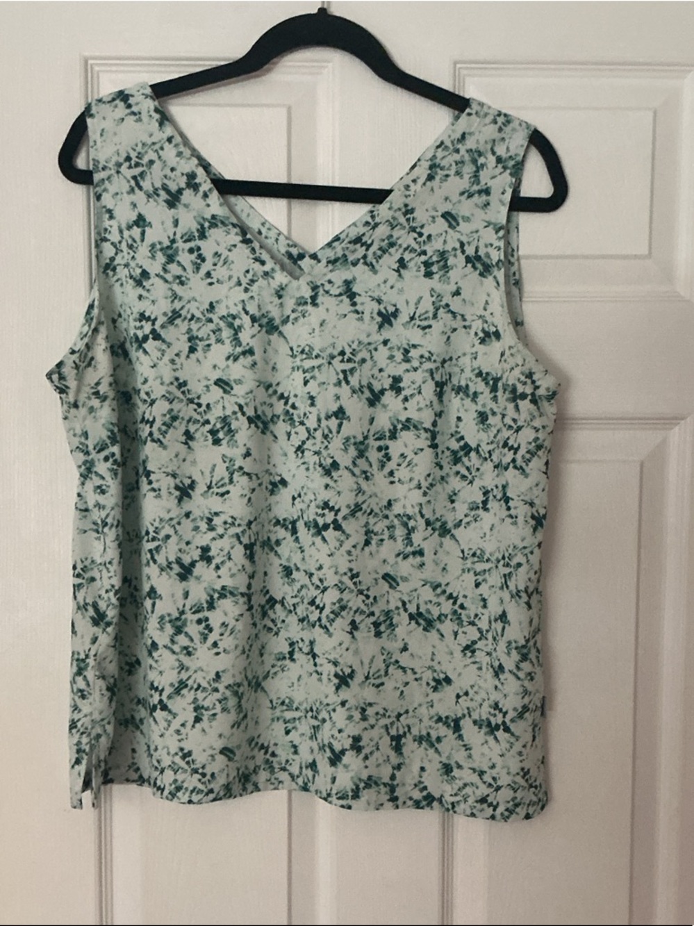 Eddie Bauer Cream and Teal Sleeveless V-Neck Blouse